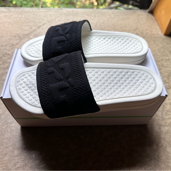 APL Big Logo TechLoom Slide - Picture 2 of 4